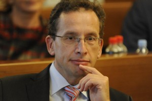 Minister Turk: Vlada se nagiba k zamrznitvi ratifikacije Acte