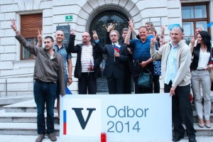 Janša že šesti dan v zaporu, pred Kučanovo hišo v Murglah gori sveča