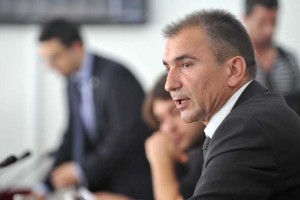 Poslancev niso prepričala Vebrova pojasnila o menjavi Božiča