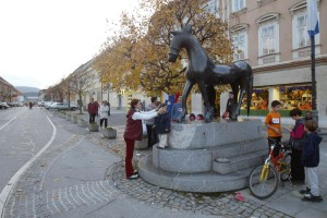 Županskemu kandidatu so prerezali gume, mu počečkali avto z žaljivkami