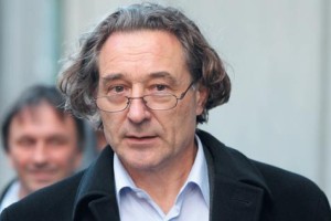 Sviz bi stavko prestavil, če vlada v ponedeljek odstopi