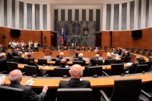 Sedem bivših poslancev danes v pokoj, 28 jih še prejema nadomestilo