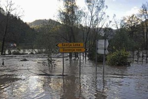 V neurju ponekod rekordne količine padavin, izredne razmere na Škofjeloškem
