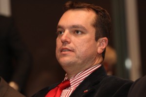 Laris Gaiser z Rolexom in porschejem nasedel na brazdah SLS