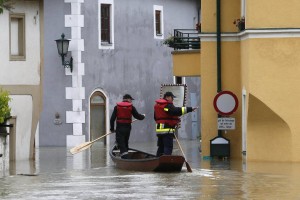 Poplave v Srednji Evropi: smrtne žrtve, rekordno visoke ravni rek, strah pred širitvijo