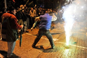 Protesti v Kranju brez hujših izgredov, aretiran mladoletnik z granitnimi kockami