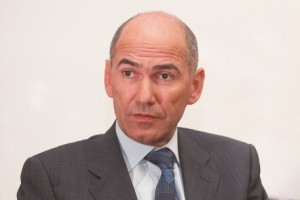 Janša ostro o »neresnem« Jankovićevem predlogu