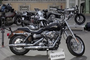 Papežev Harley-Davidson na dobrodelni dražbi navrgel 210.000 evrov