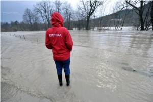 Vreme: Močni nalivi v zahodni in južni Sloveniji, reke bodo naraščale