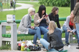 SDM: Družbena struktura je naravnana tako, da so v ospredju starejši, mladi pa smo pozabljeni