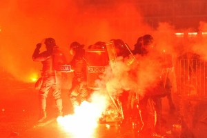 Protesti: Petarde, granitne kocke, solzilec ... vodni top!