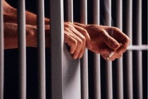 Ker je sodnico zaklenil v dvorano, mora za pol leta za rešetke