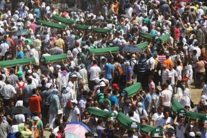 Ob 17. obletnici genocida v Srebrenici pokopali 520 žrtev