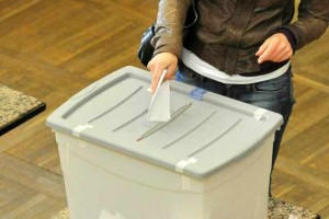 Izvedba referenduma o arhivih hkrati z evropskimi volitvami bi stala 1,3 milijona evrov