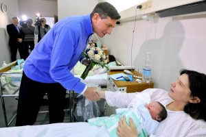 Pahor obiskal prvega novorojenčka v Sloveniji v letu 2014 