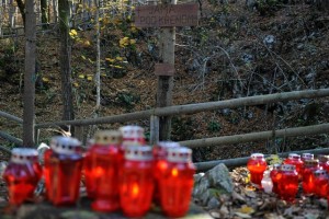 Škof Glavan v Kočevskem Rogu: Resnica je, da se je po vojni zgodil nečloveški poboj