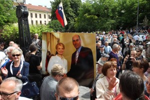 Podporniki pred sodiščem: "Ustavite rdeče talibane."