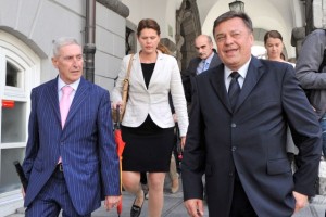 Der Standard: Kupiš Bratuškovo, ven pa skoči Janković