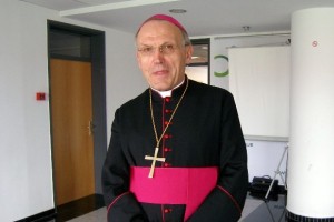 Stres podprl Rodeta: Z žalostjo in ogorčenostjo spremljam pogrom proti Katoliški cerkvi