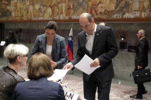 Poslanci bodo v sredo razpravljali o Janševem mandatu