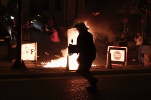 Spopadi med policijo in protestniki ob protifašističnem shodu v Atenah