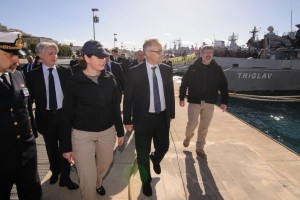 Kdo bo tretjino mandata prebil v Alenkini družbi?