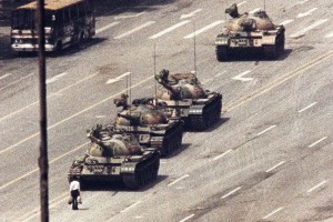 Kitajski aktivisti za demokracijo v črnem ob obletnici pokola na trgu Tiananmen