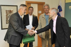 Borci s peticijo proti postavitvi spomenika domobrancem v Grahovem