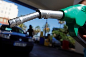 Goriva od polnoči nekoliko cenejša