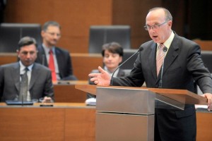 Minister Gorenak: Odpuščanja na MNZ so nujna, denarja za plače ni