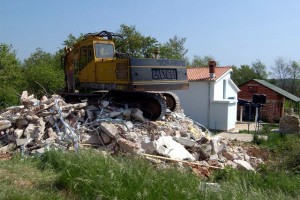 V prvem valu rušenja črnih gradenj na Hrvaškem tudi objekti dveh slovenskih državljanov