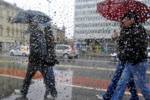 Slovenijo zajele padavine; na mejnih prehodih povečan promet