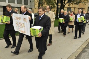 Že več kot 75.000 podpisov proti nepremičninskemu davku