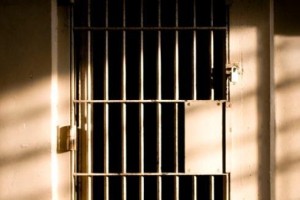V priporu skušal umoriti 43-letnega obsojenca