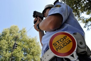 Avstrijec, ki je vratolomno bežal pred policisti, ovaden za pet kaznivih dejanj