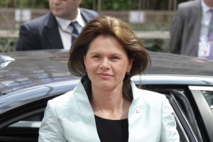 Alenka Bratušek vendarle ni Katarina Kresal - premierkina torbica stane le desetino njene plače