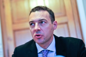 Ravno smo se zadolžili za 3,5 milijarde dolarjev, Čufer pa že napoveduje nov puf