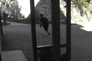 Policija objavila posnetka roparja hranilnice v Škofja Loki