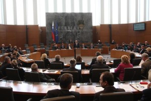 SDS: Z nezaupnico želijo onemogočiti zakona o holdingu in o slabi banki