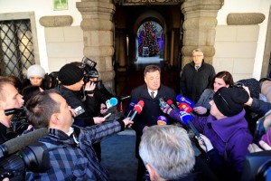Janković »strahopetnega in neodgovornega« napadalca s solzilcem vabi na kavo