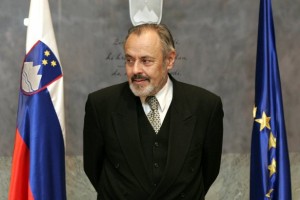 Grožnje: »Avtorje« črnih pesti na hiši ustavnega sodnika Petriča pregnala avtomatska luč