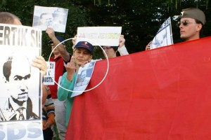 Levi ekstremisti pred sodiščem novinarju: "Je** se!" (FOTO)