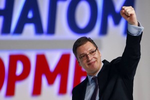 Na volitvah v Srbiji se Vučićevi SNS obeta okrog polovica glasov