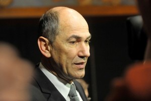 Komentator Fidel obsojen: Gorenaka v Barbarin rov, Janšo pred strelski vod
