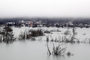 Zaradi dežja in taljenja snega naraščajo reke, možne so poplave