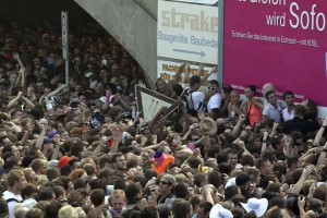 Za smrtonosni stampedo na Paradi ljubezni v Nemčiji obtožili deset ljudi