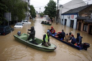 V Srbiji nasipi zadržali vodo, na severu BiH se razmere zaostrujejo