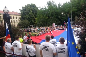 Pred sodiščem: Zakaj držite Janeza Janšo v zaporu?