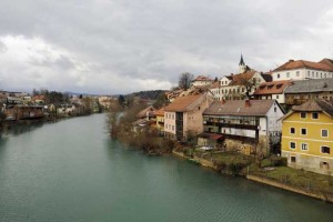 V Novem mestu iz potapljajočega avta rešili voznico