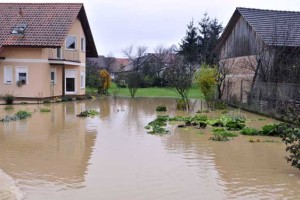 Padavine bodo popoldne začele slabeti, a nevarnosti še ni konec